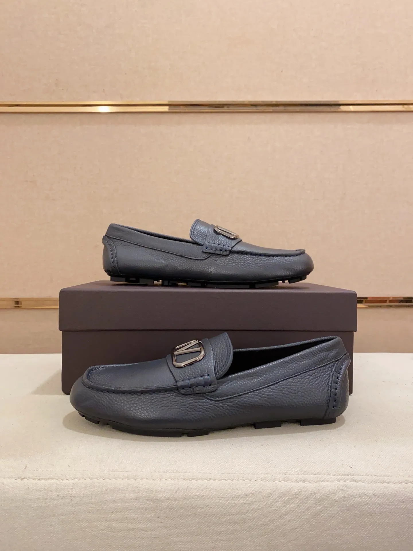 Men's shoes💰: 680💰VALENTINO, made of imported cowhide with imported water-dyed cowhide lining, iconic hardware and iconic wear-resistant outsole. 38-44. 45 VALENTINO packaging can be customized to enjoy the brand’s iconic product packaging